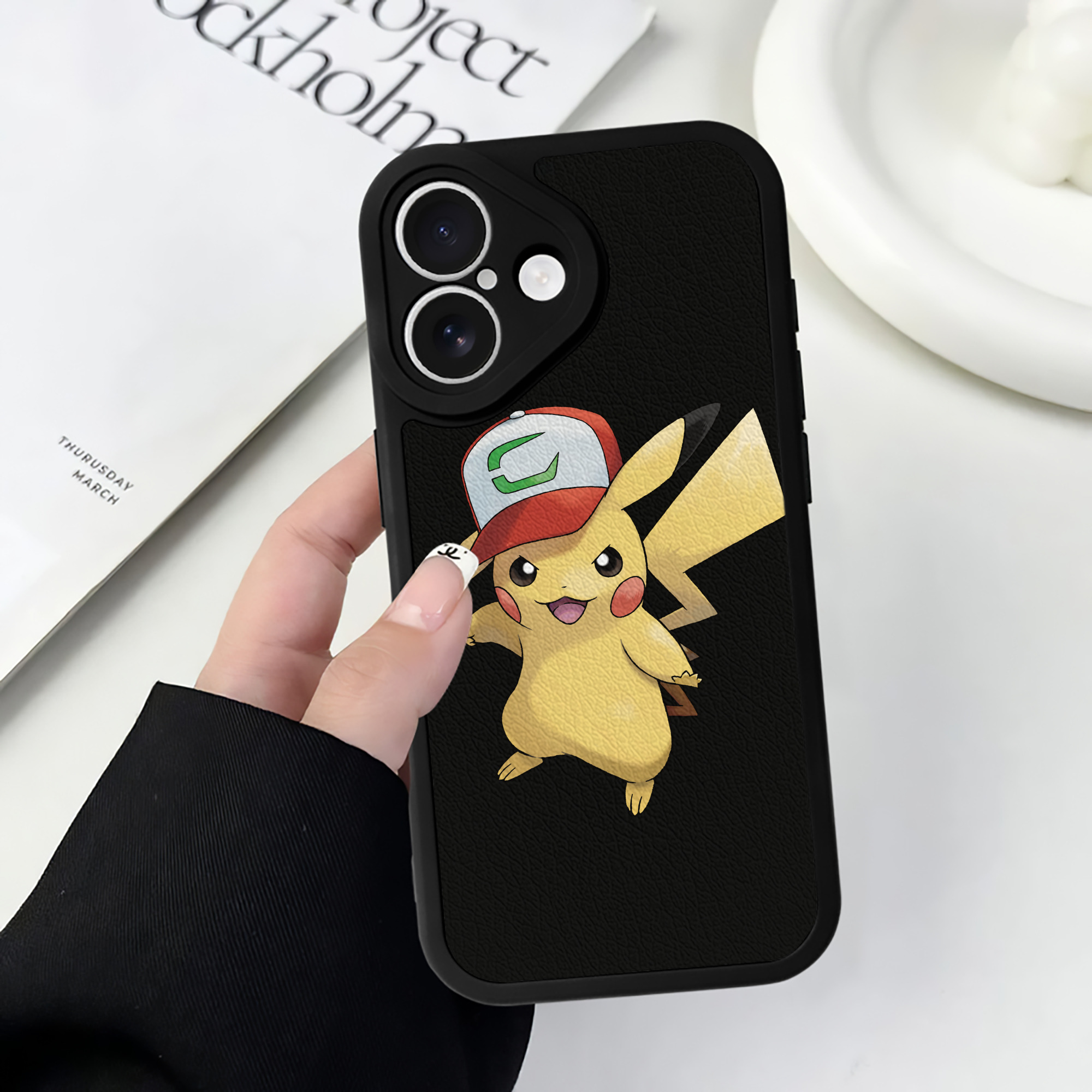 （画像用） ポケットモンスター Pokémon 【iPhone 16シリーズ対応】シリコンスマホケース（レザー調） 材質：シリコン